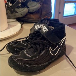 Nike boys wrestling shoes size 1